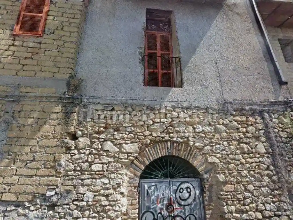 Palazzo - Stabile in vendita a Palombara Sabina