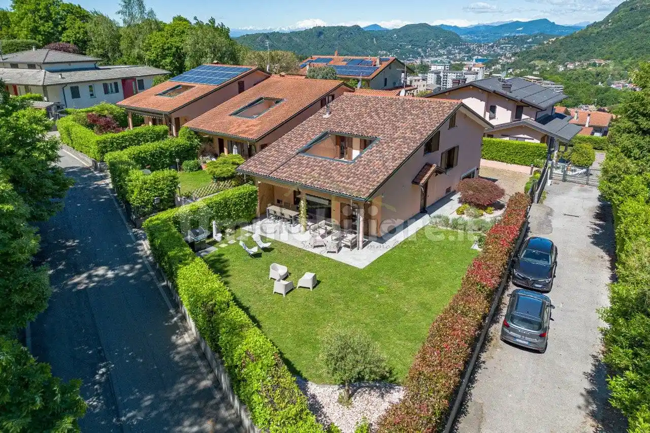 Villa in vendita a Lipomo