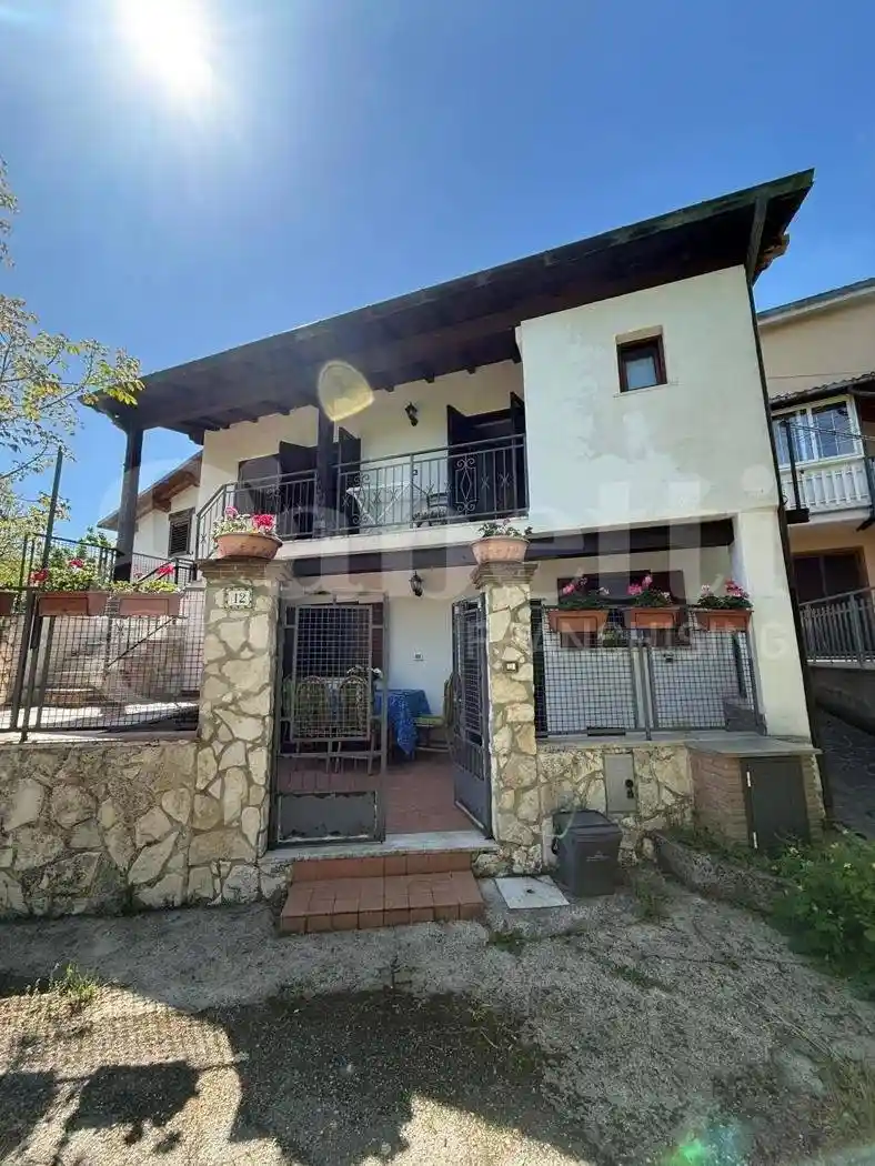 Casa indipendente in vendita a Pescorocchiano