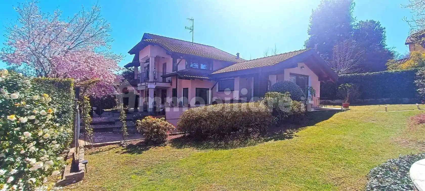 Villa in vendita a Dormelletto