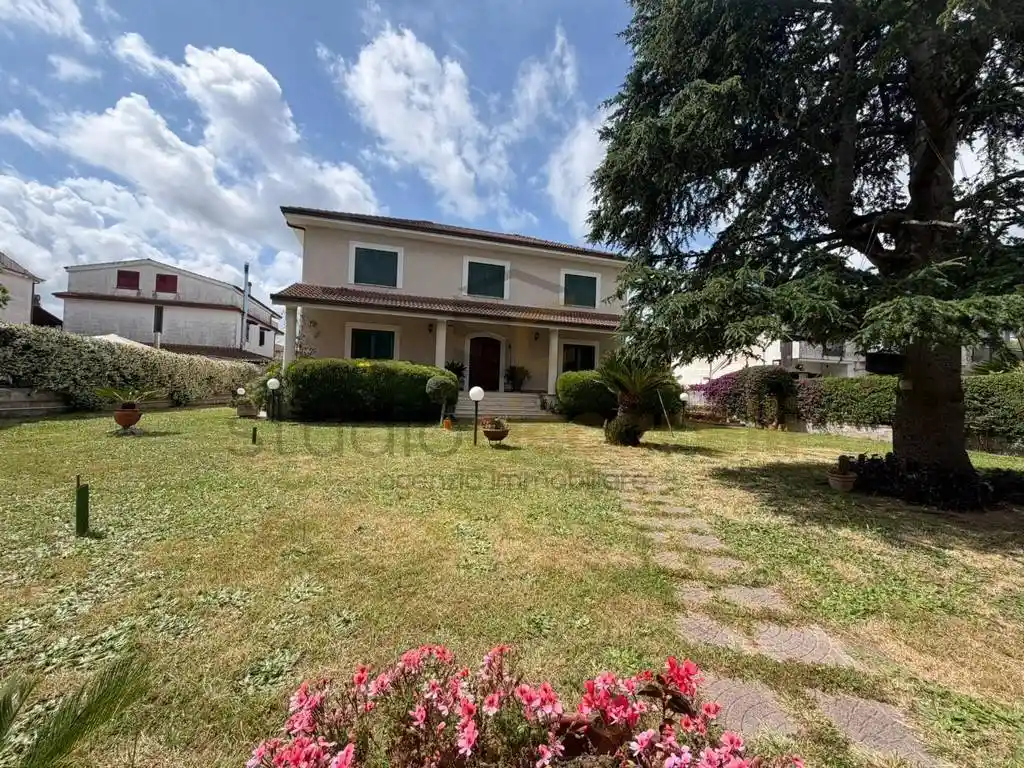 Villa in vendita a Giugliano in Campania