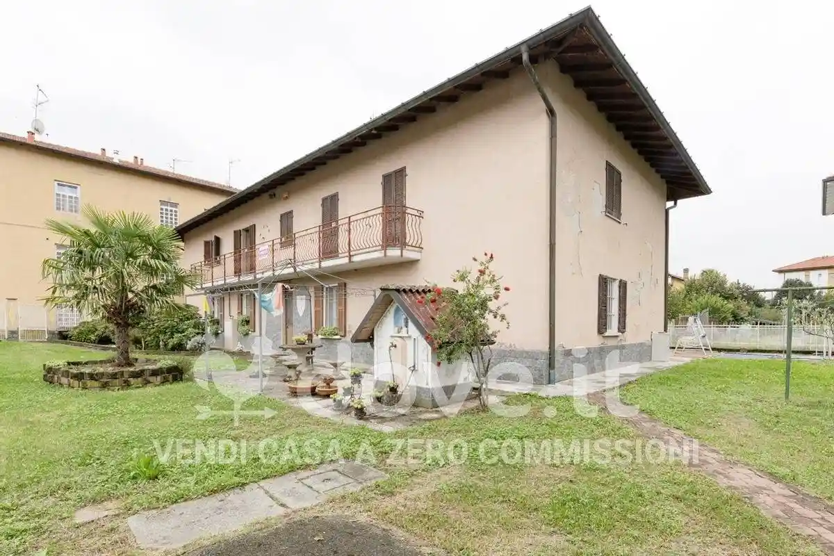 Casa indipendente in vendita a Cocquio-Trevisago