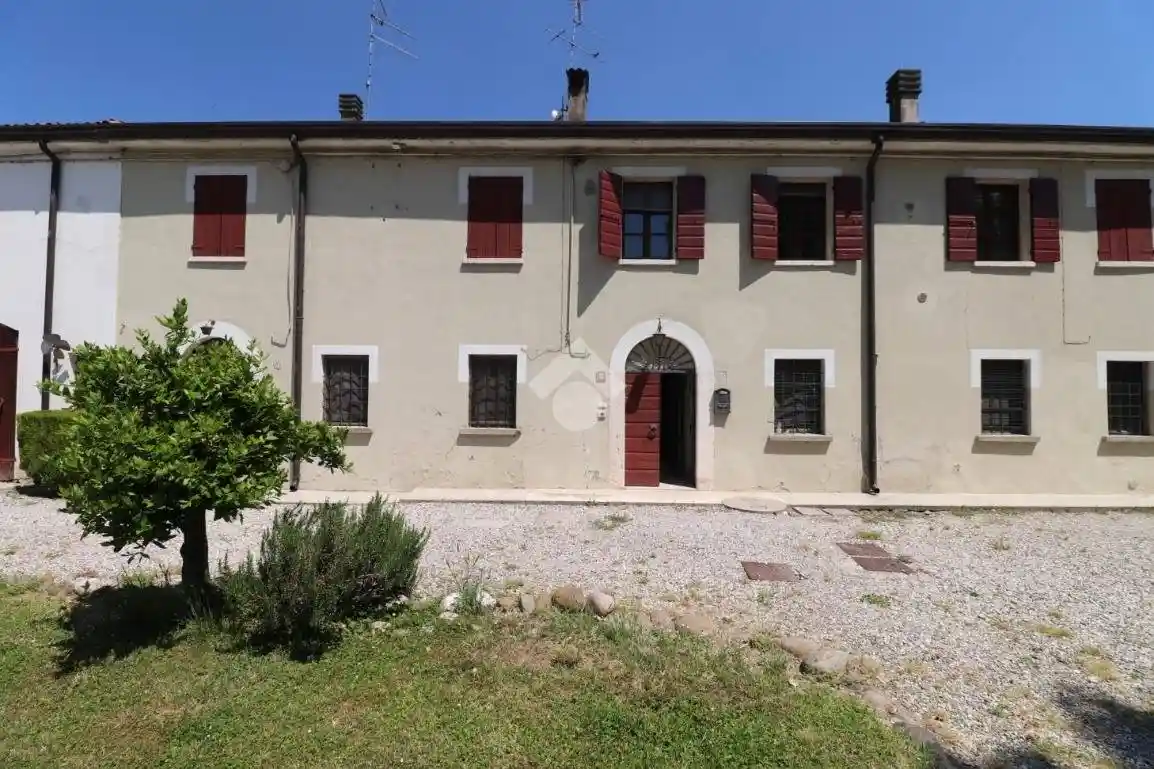 Villetta a schiera in affitto a Roverbella