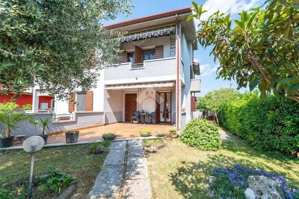 Villa in vendita a Villafranca di Verona