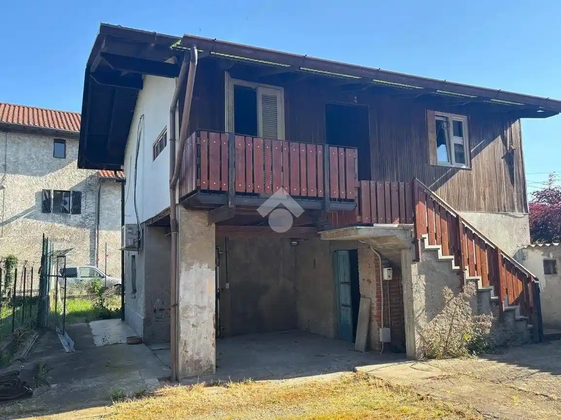 Casa indipendente in vendita a Varallo Pombia