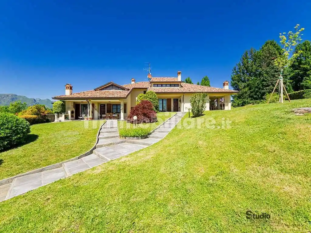 Villa in vendita a Ello