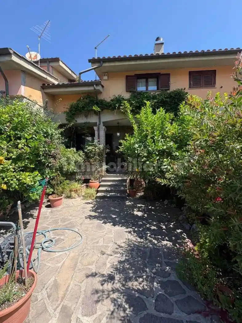 Villa in vendita a Anguillara Sabazia