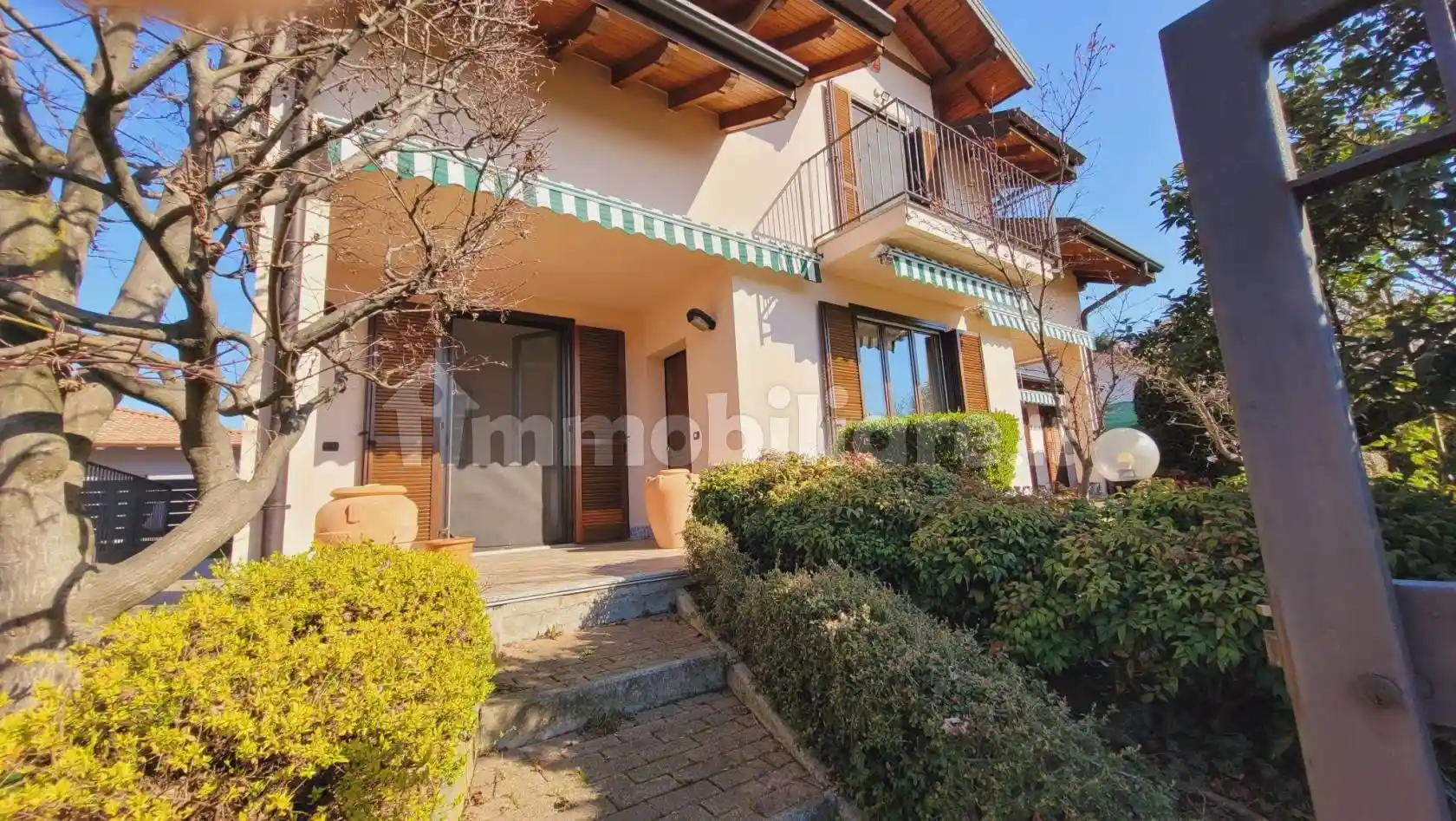 Villa in vendita a Varallo Pombia
