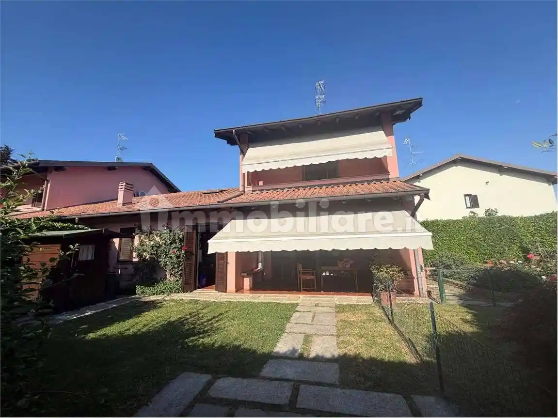 Villetta a schiera in vendita a Varallo Pombia