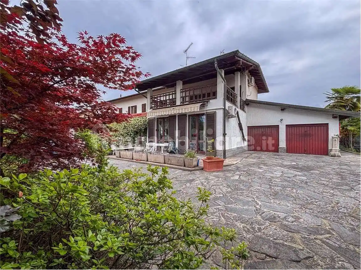 Villa in vendita a Angera