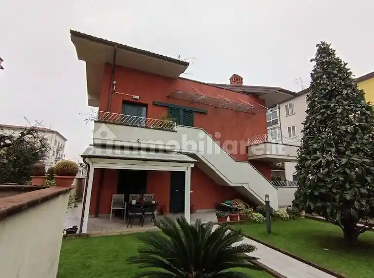 Casa indipendente in vendita a Prato