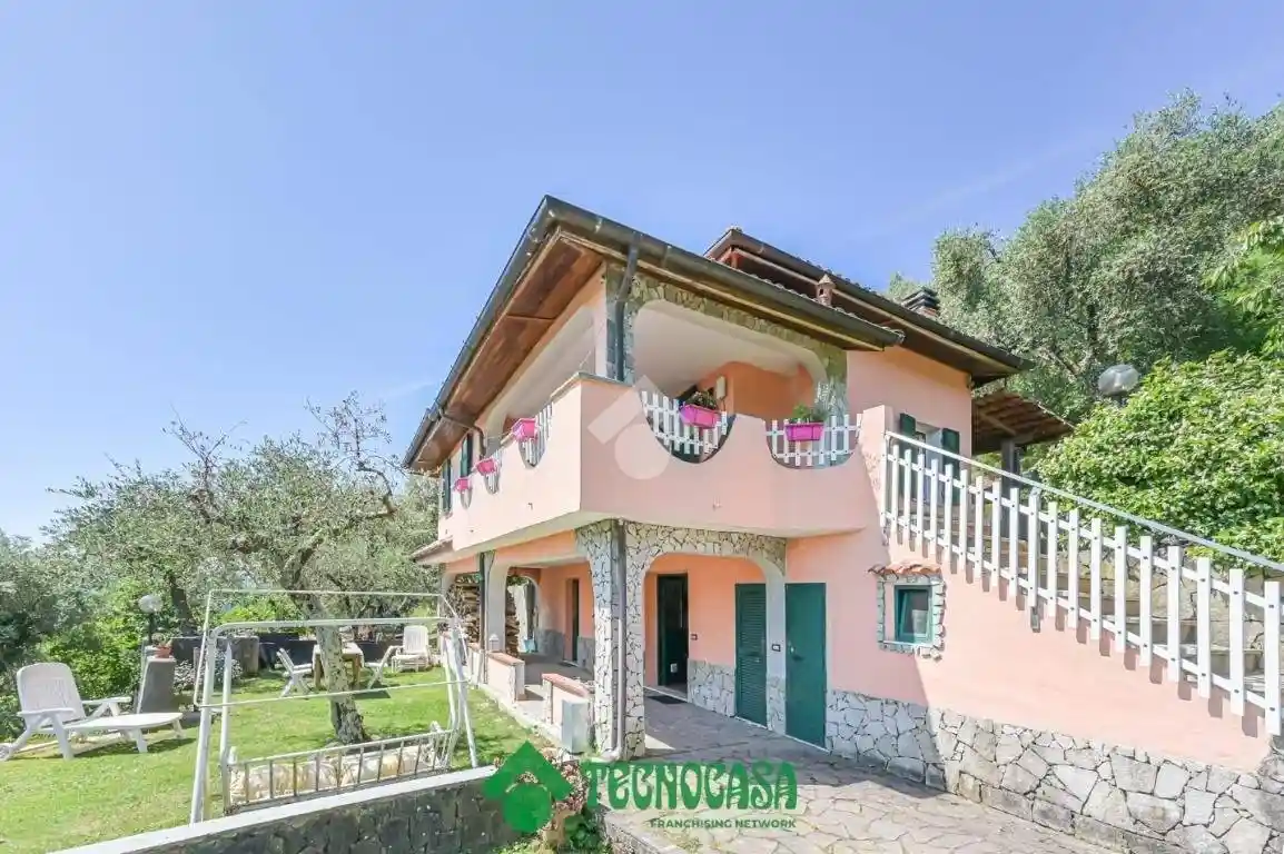 Casa indipendente in vendita a Follo
