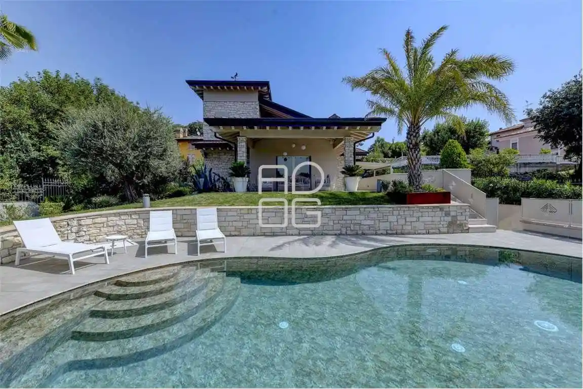 Villa in vendita a Lonato del Garda