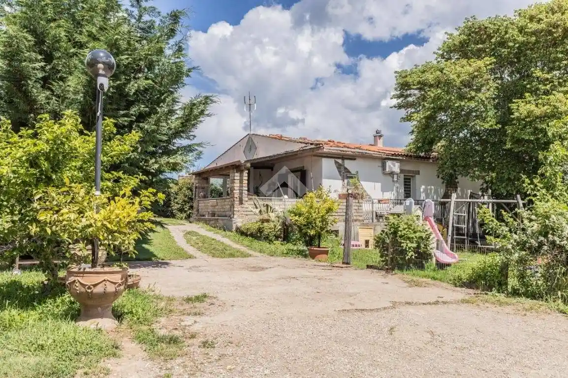 Villa in vendita a Capranica