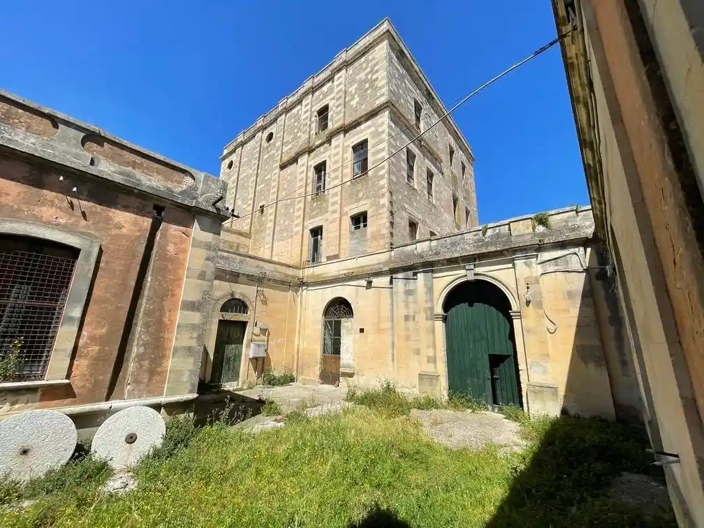 Palazzo - Edificio in vendita a Martano