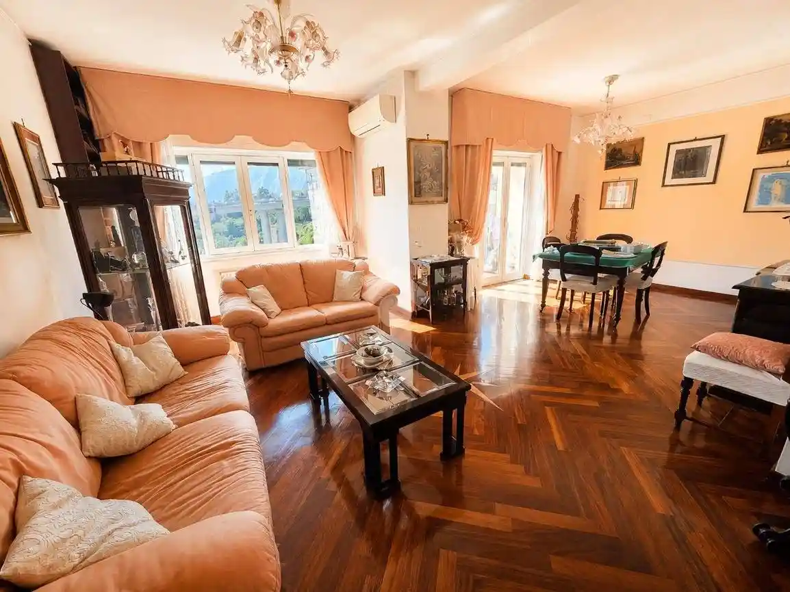 Appartamento in vendita a Napoli