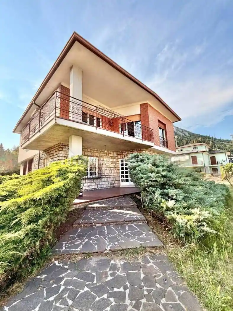 Casa indipendente in vendita a Brescia