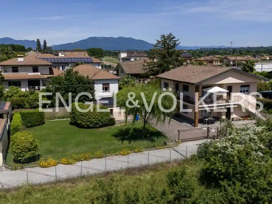Villa in vendita a Angera