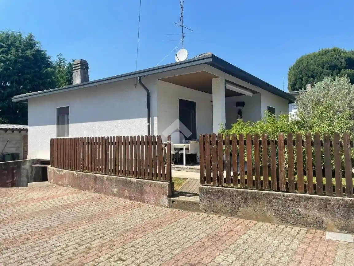 Villa in vendita a Cardano al Campo