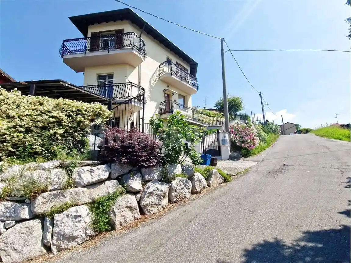 Villa in vendita a Besozzo