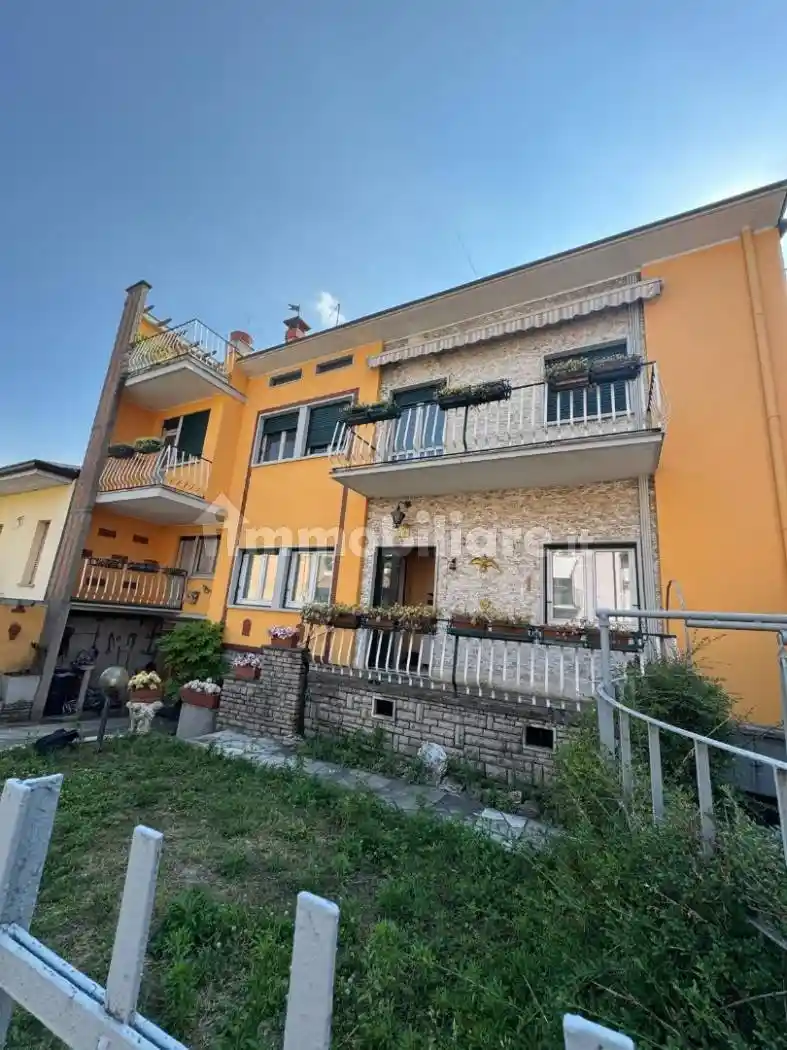 Palazzo - Edificio in vendita a Zanica