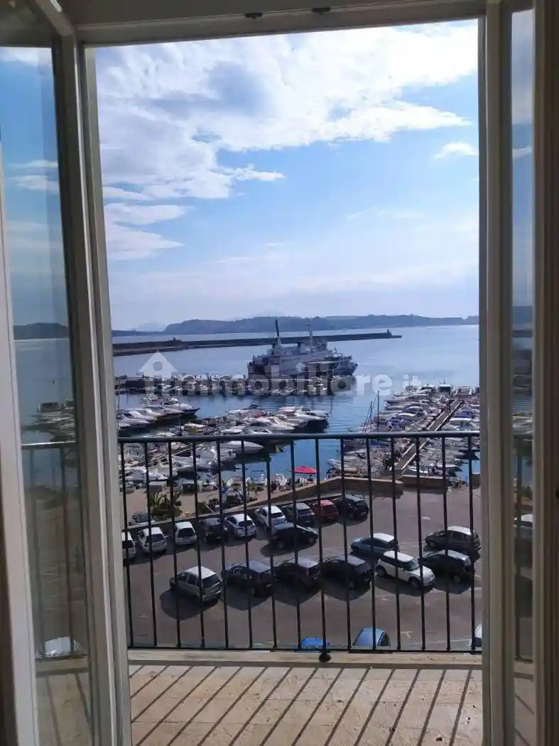Palazzo - Edificio in vendita a Pozzuoli