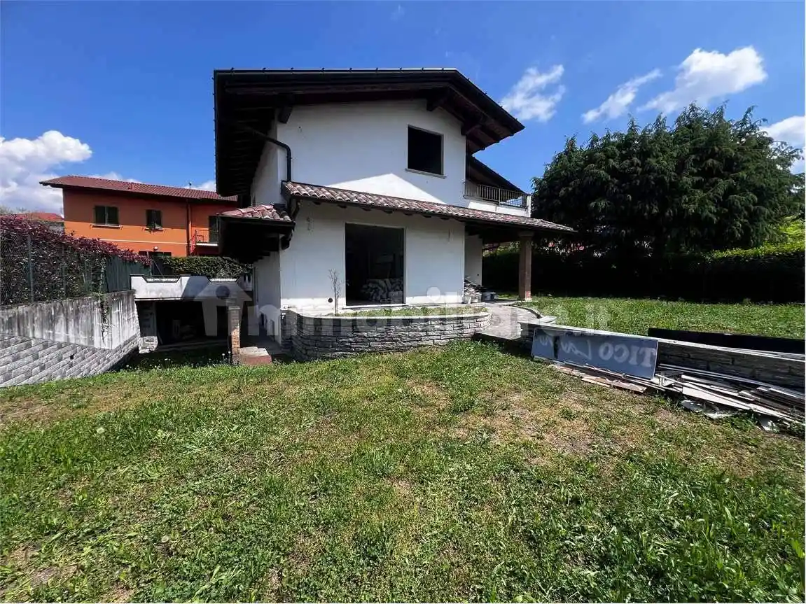 Villa in vendita a Monvalle