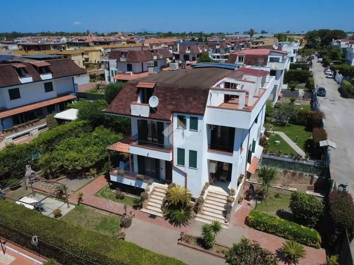 Villa in vendita a Giugliano in Campania