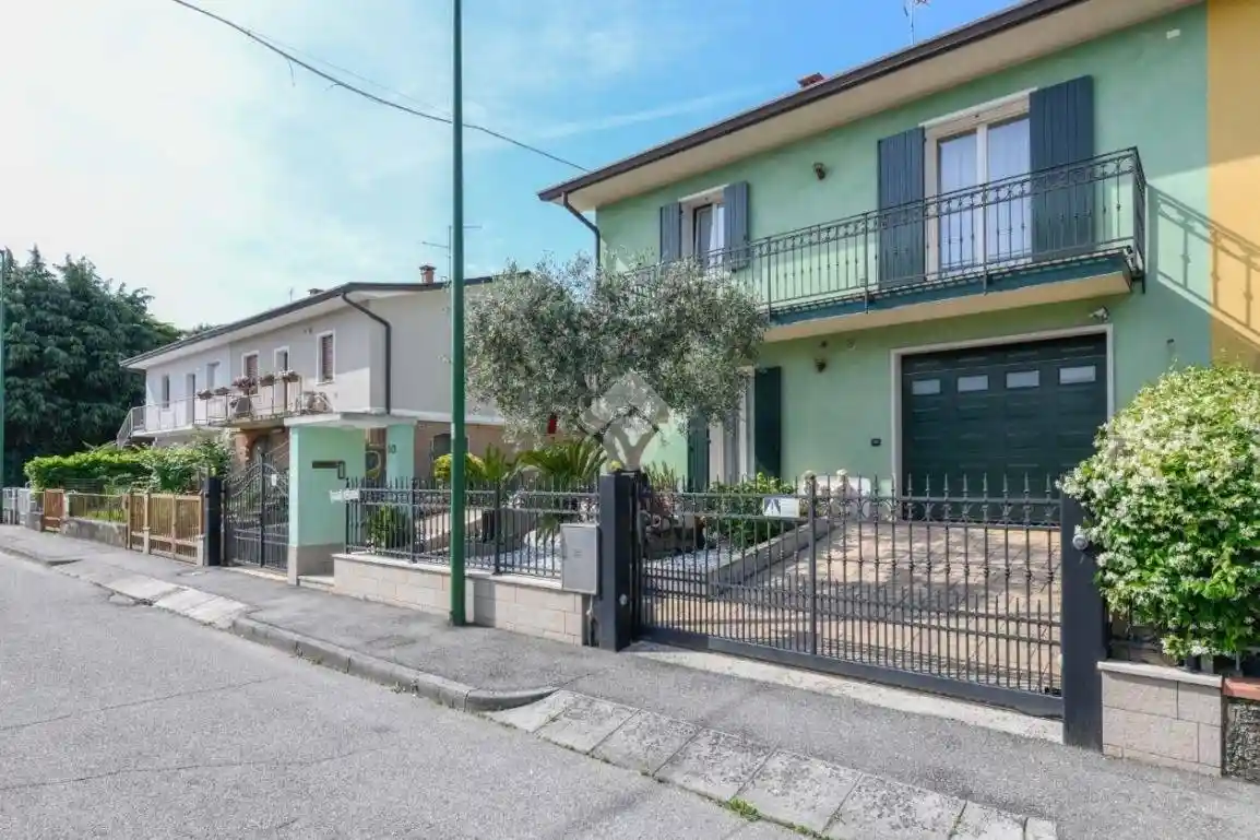 Villa in vendita a Peschiera del Garda