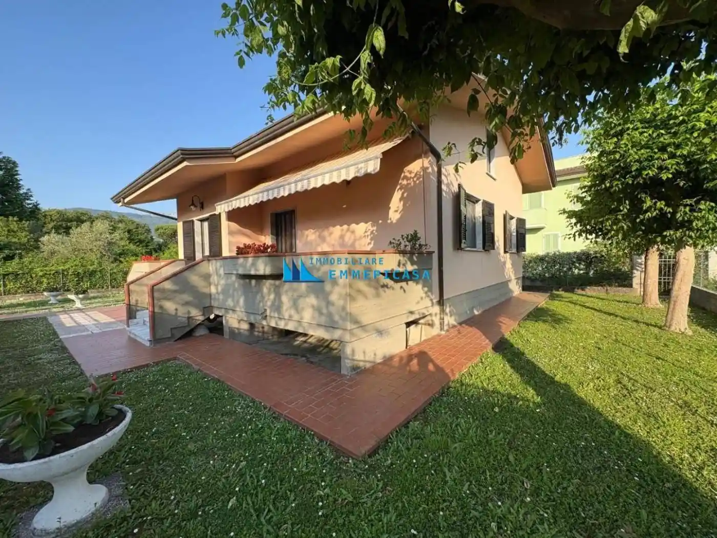 Casa indipendente in affitto a Massa