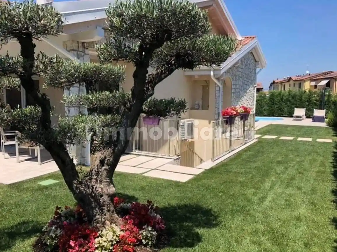 Villa in vendita a Peschiera del Garda