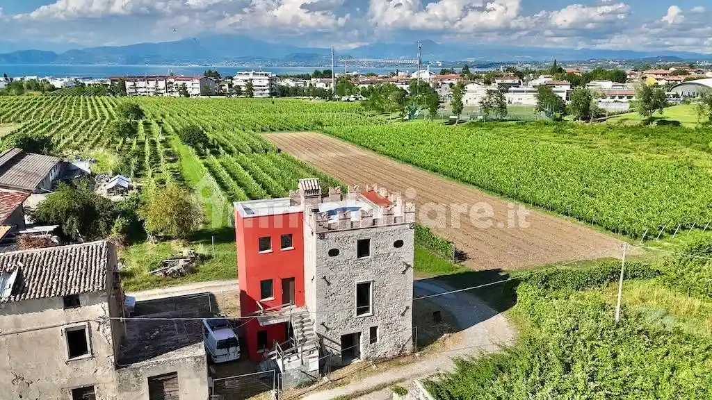 Villa in vendita a Peschiera del Garda