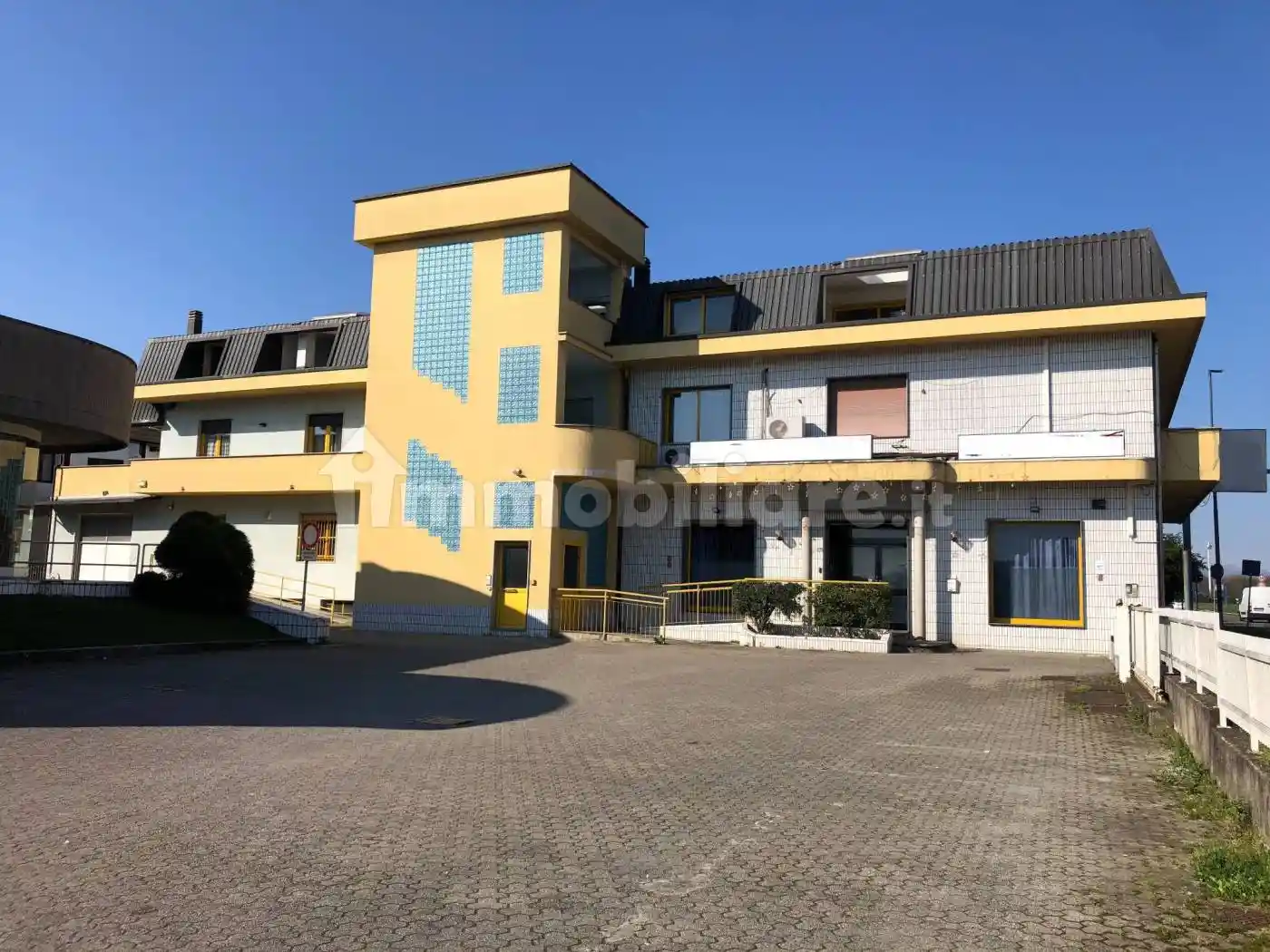 Palazzo - Edificio in vendita a Cesate