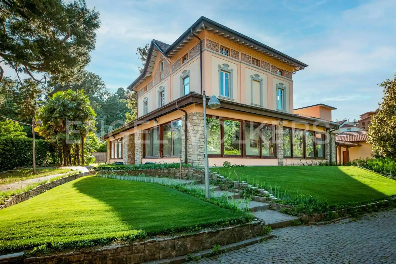 Villa in vendita a Varese