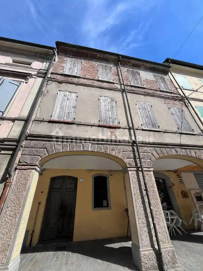 Palazzo - Edificio in vendita a Luzzara
