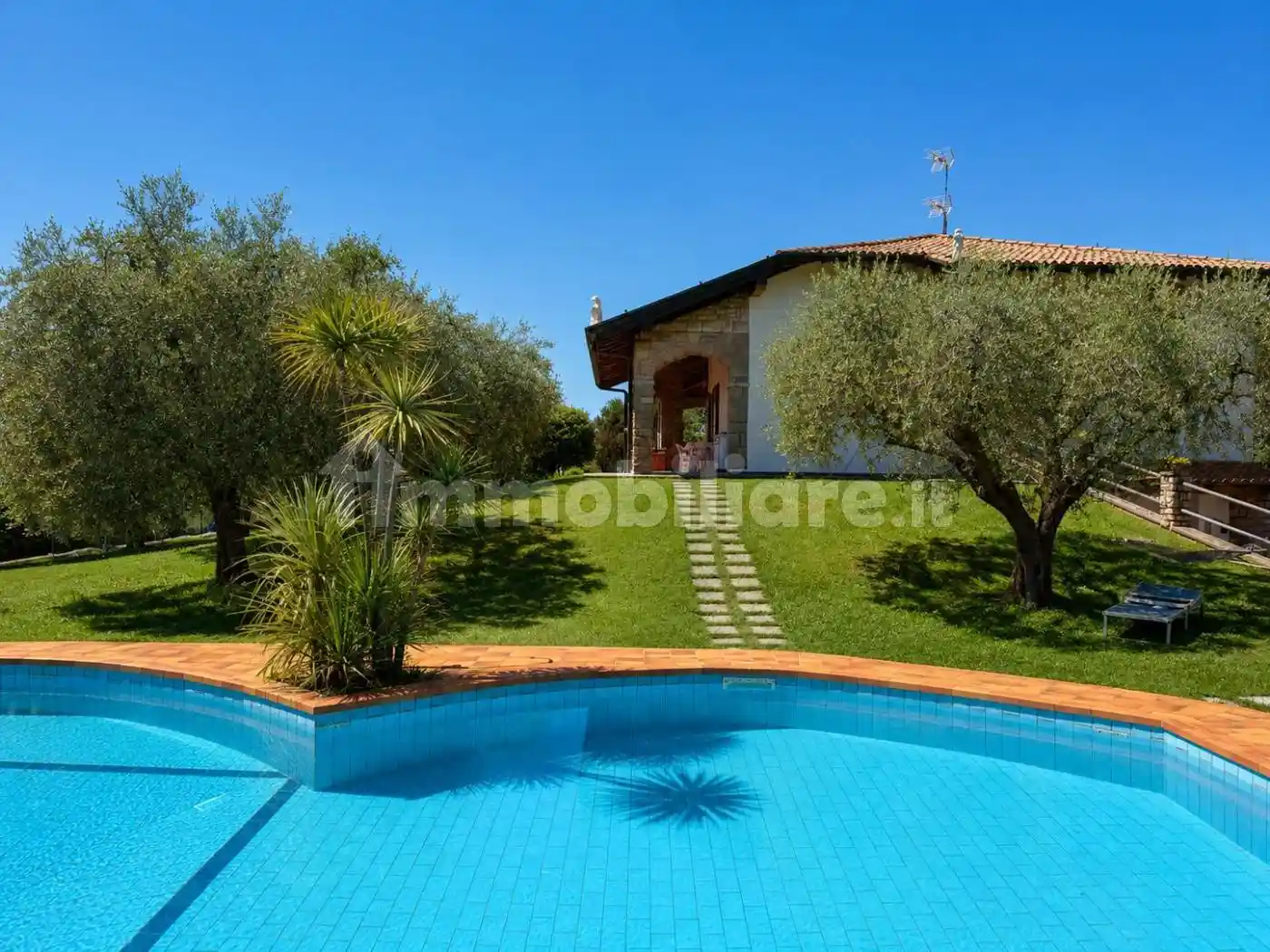 Villa in vendita a Moniga del Garda