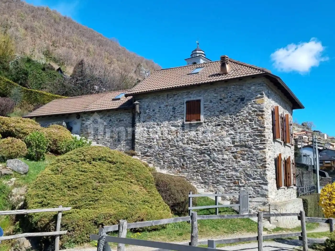 Villa in vendita a Caprezzo