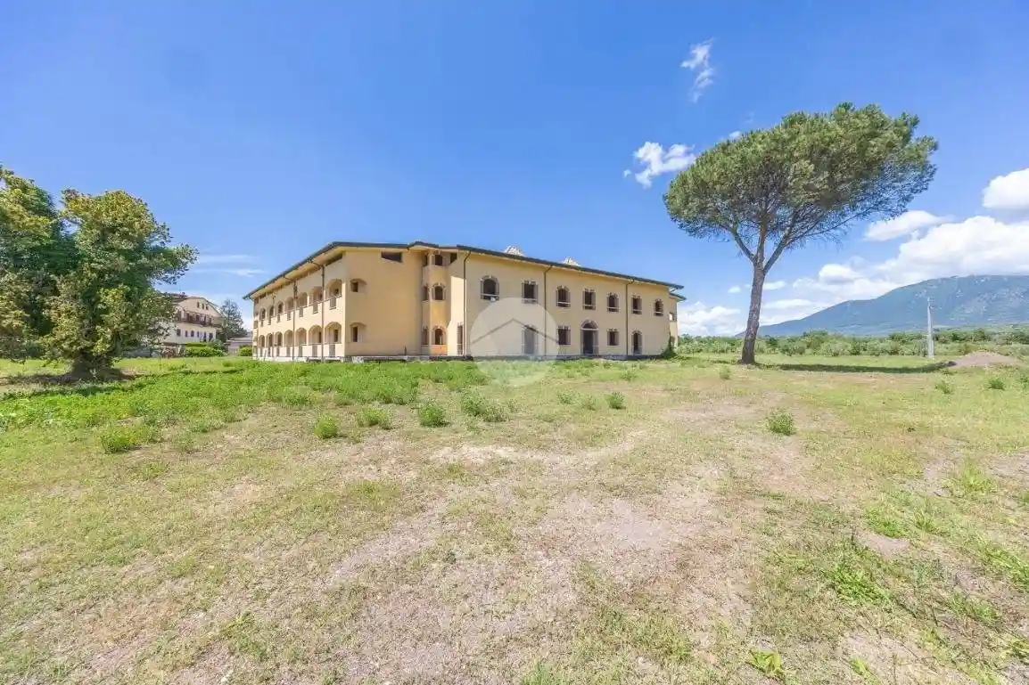 Palazzo - Edificio in vendita a Guidonia Montecelio