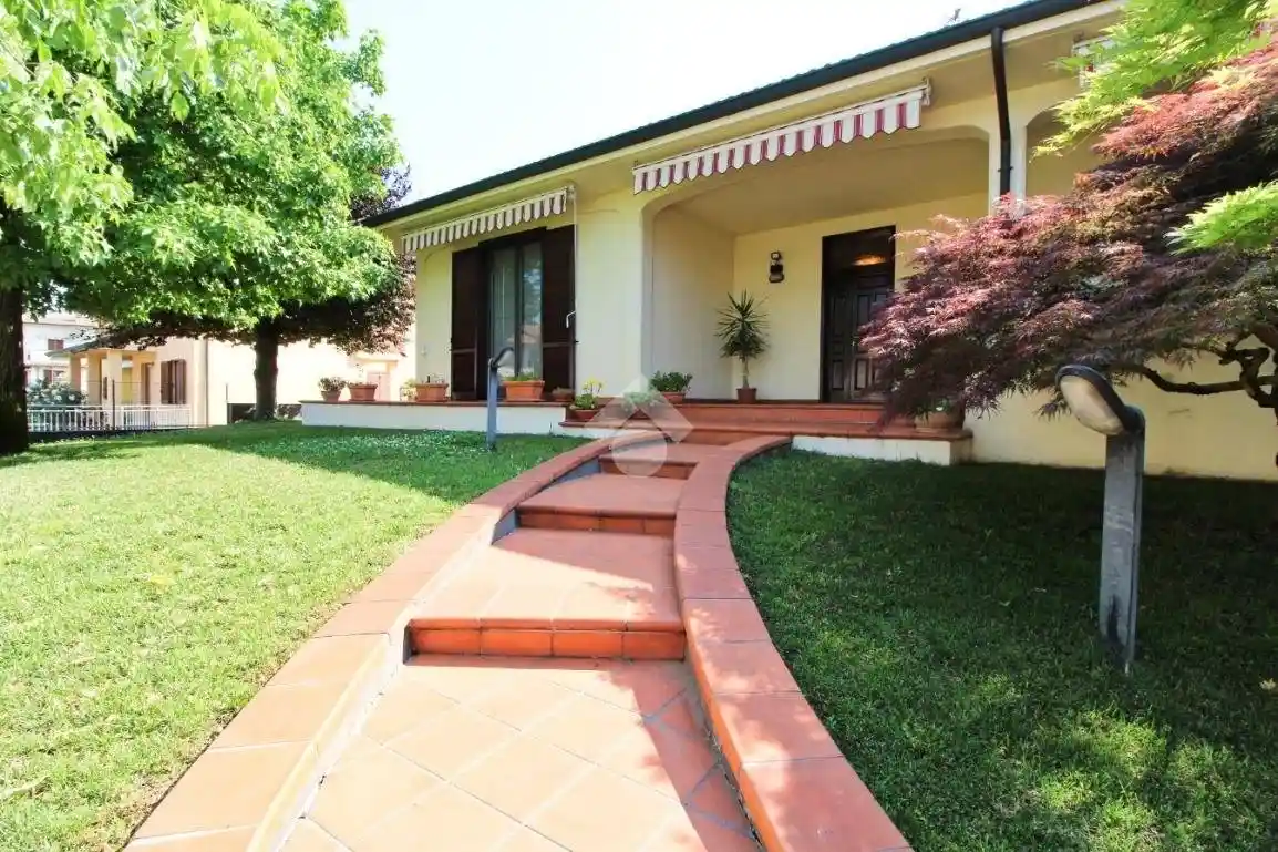 Villa in vendita a Sommo