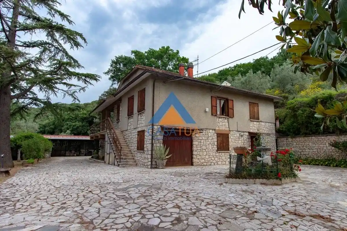 Villa in vendita a Guardea