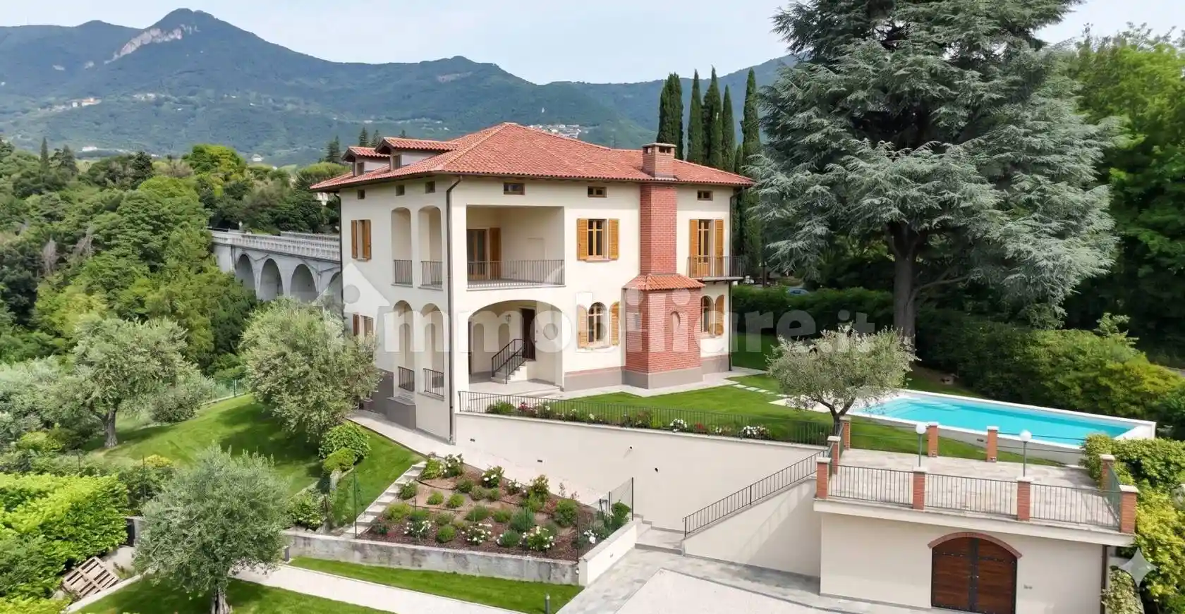 Villa in vendita a Roè Volciano