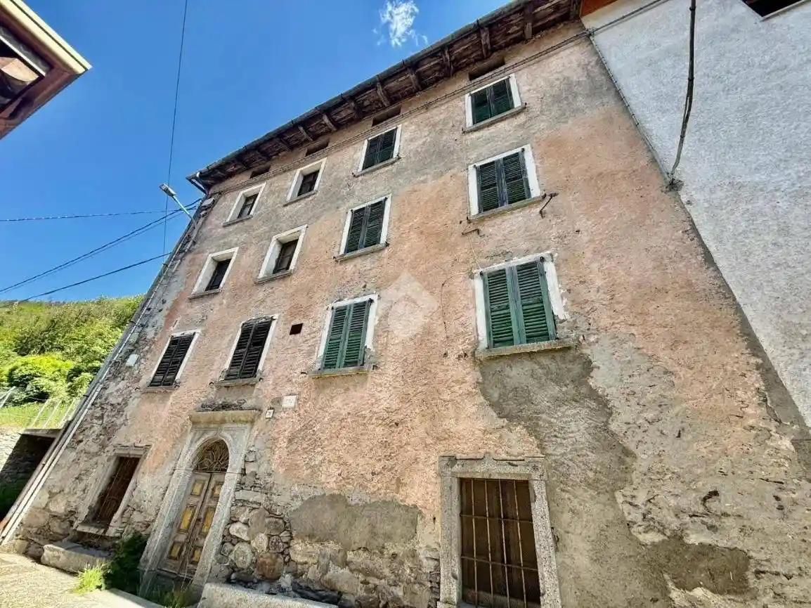 Palazzo - Edificio in vendita a Vione