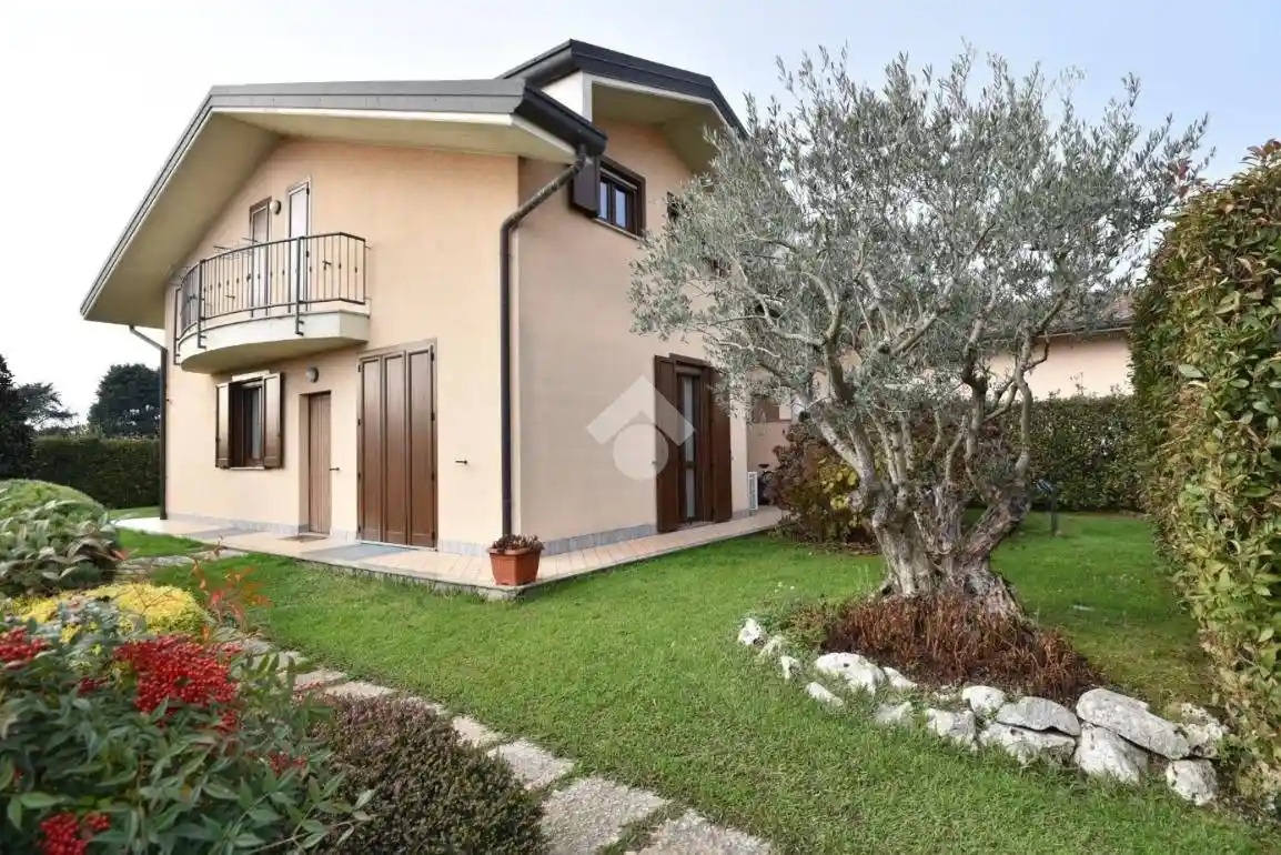 Villetta a schiera in vendita a Correzzana