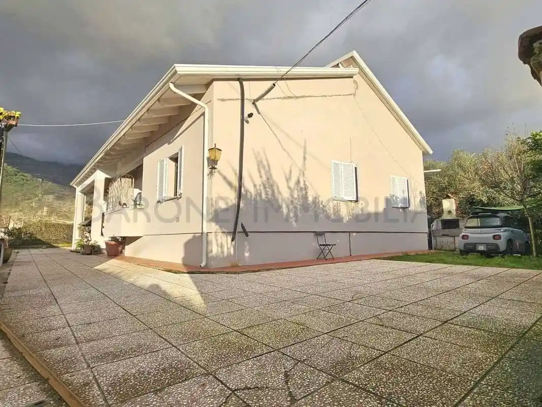 Casa indipendente in vendita a Massa