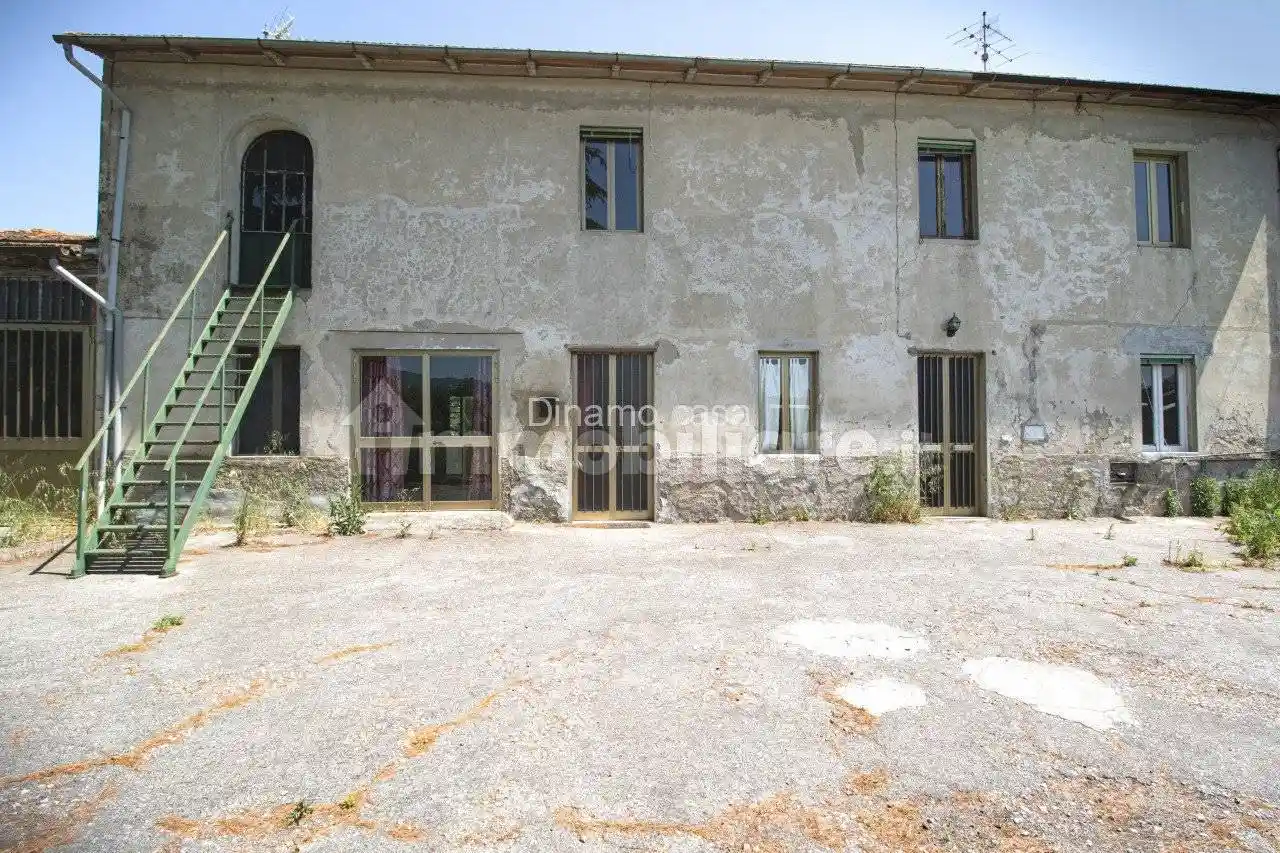 Rustico - Casale in vendita a Prato
