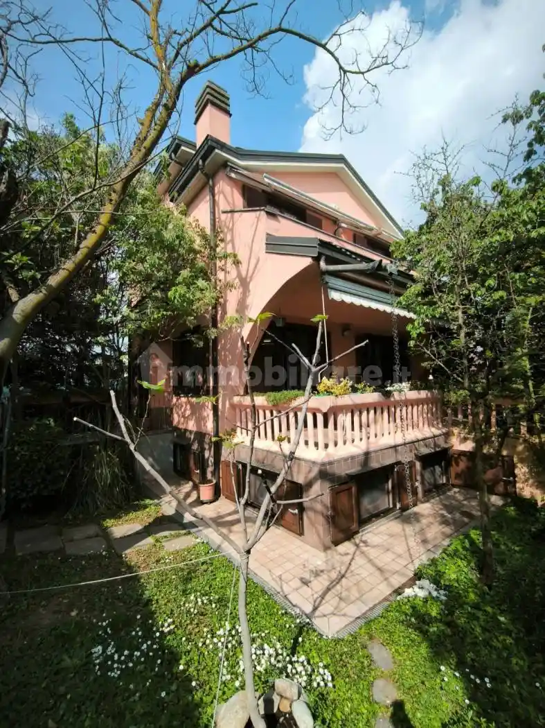 Villa in vendita a Pognano