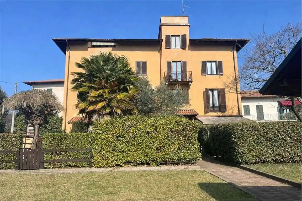 Appartamento in affitto a Angera