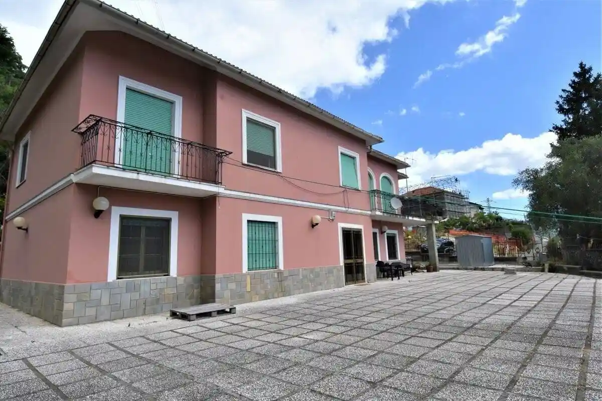 Villa in vendita a Serra Riccò