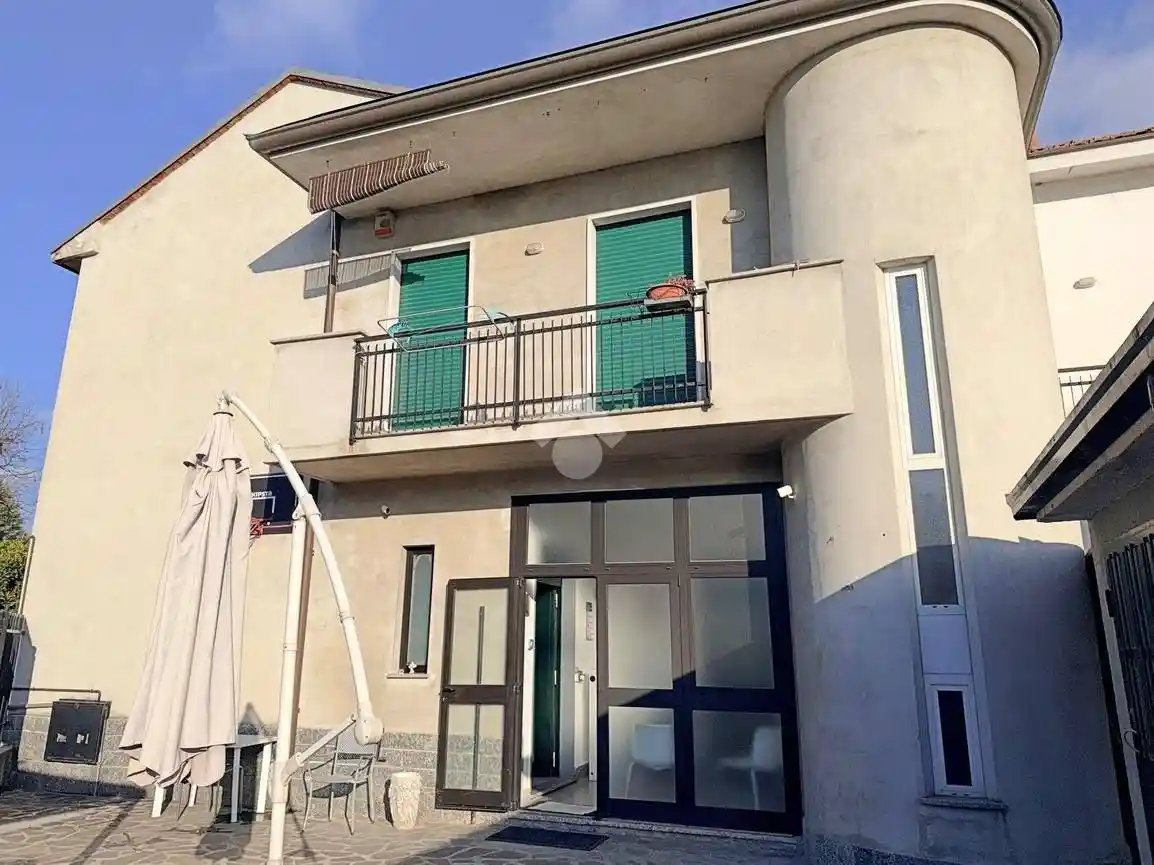 Casa indipendente in vendita a Carate Brianza