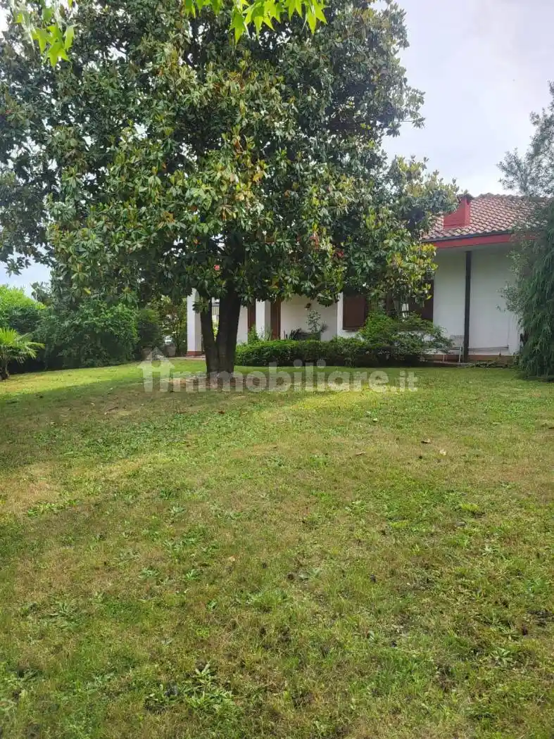 Villa in vendita a Oleggio